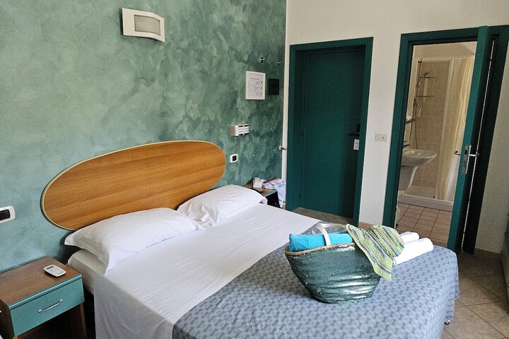 Room 14 of 65
