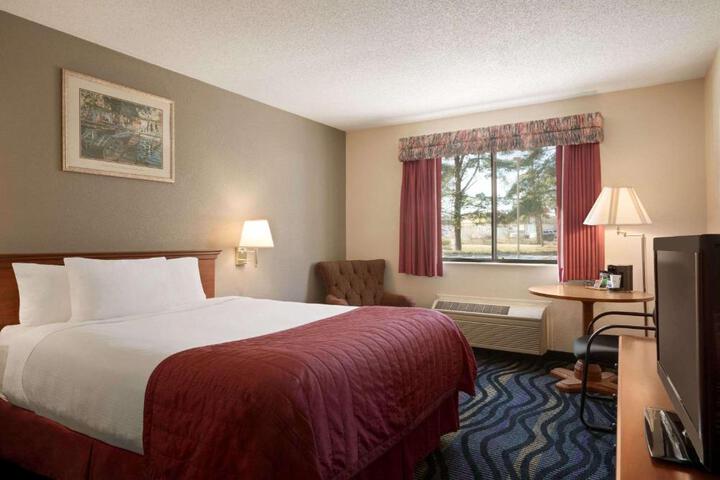 1 King Bed (14 of 17)