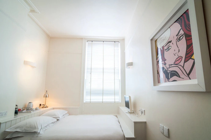 Room 4 of 7