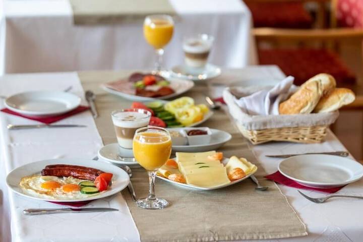 Breakfast/Coffee Service 32 of 44