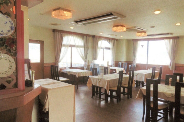Dining 8 of 17