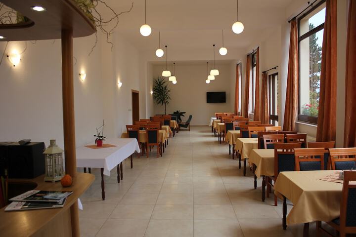 Dining 13 of 17