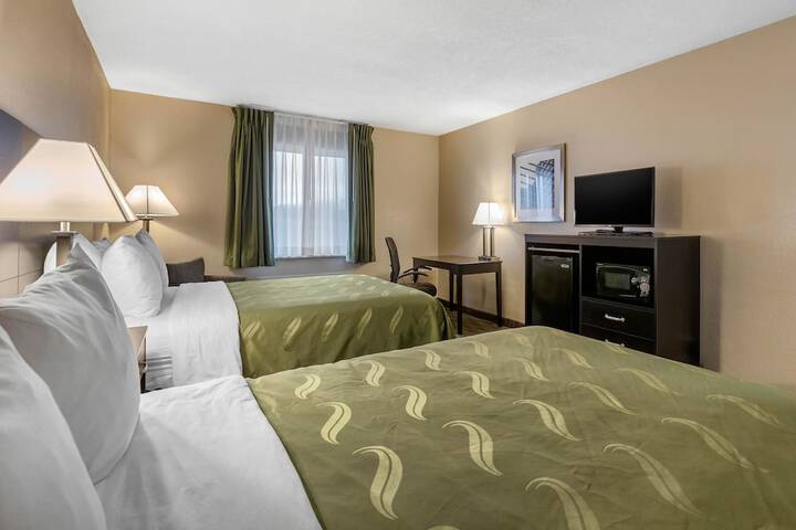 1 Queen Bed (6 of 18)