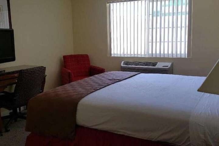 Standard King Bed Kitchenette (4 of 19)