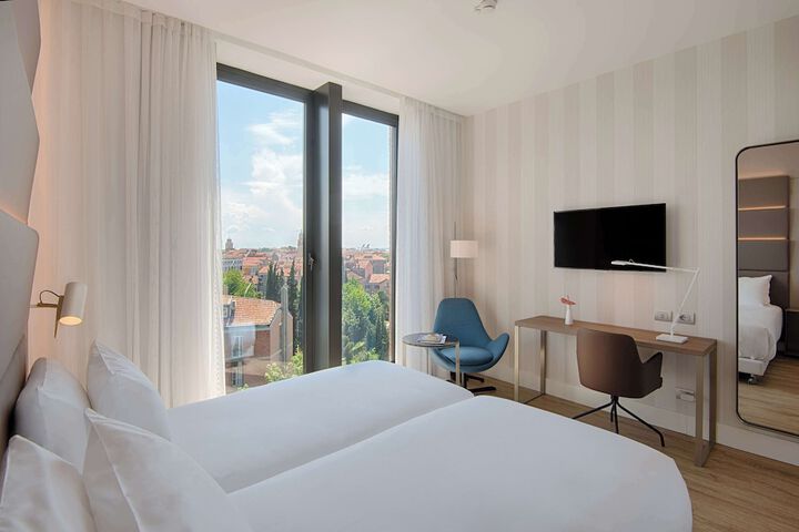Room 8 of 34