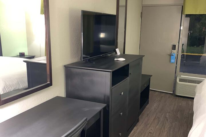1 King Bed Work Desk Work Space Table and Chairs Microwave and Refrigerator, Coffee and Tea Maker Full Breakfast (4 of 40)