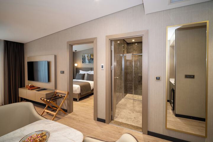 Room 33 of 170