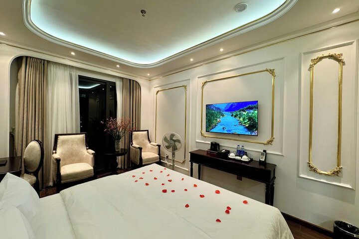 Room 8 of 165