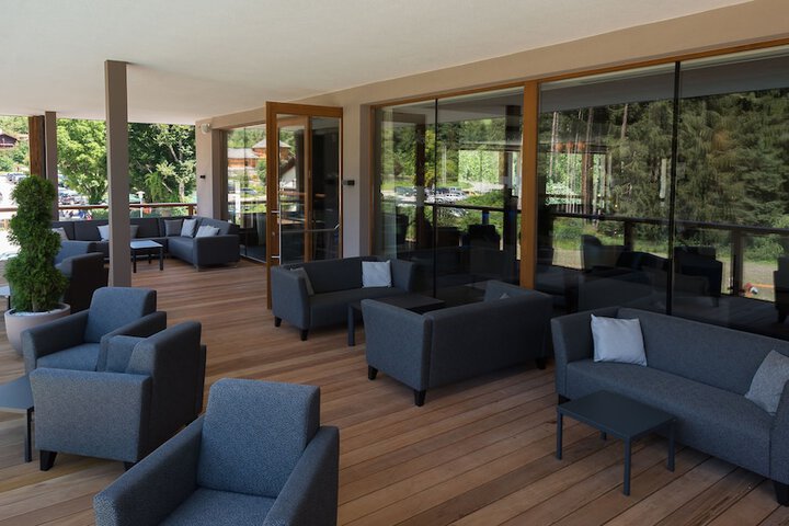 Lounge 45 of 51