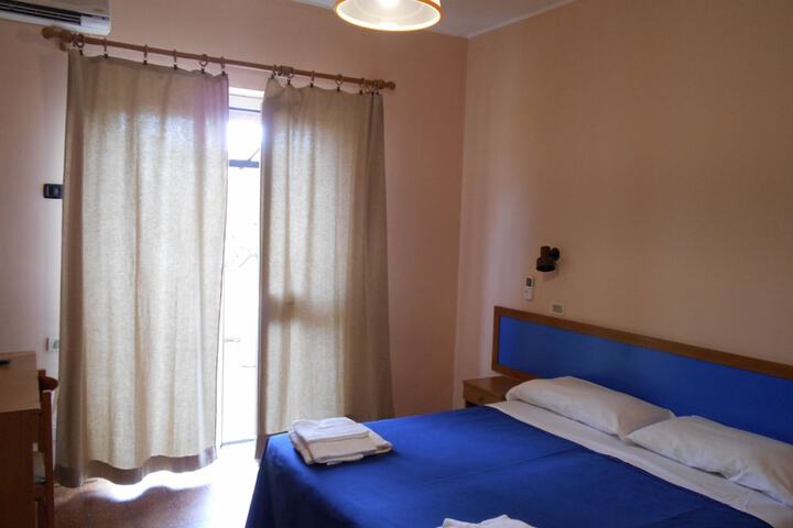Room 5 of 27