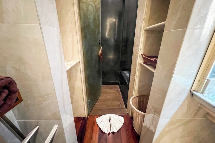 Room 54 of 221