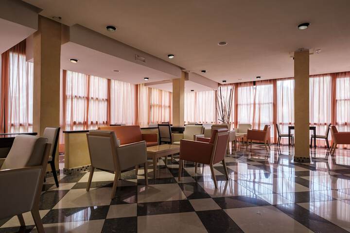 Lounge 38 of 49