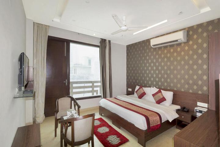 Room 4 of 9