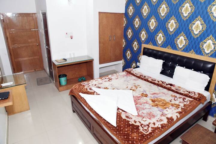 Room 4 of 12