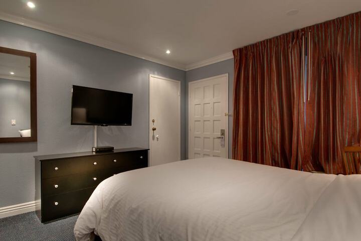 Premium King Bed (4 of 13)