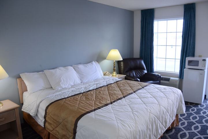 1 King Bed (3 of 8)