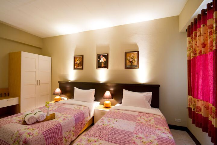 Room 8 of 80