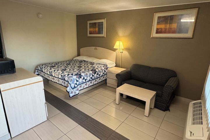 Room 4 of 6