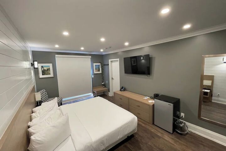 Comfort Room 1 King Bed (2 of 10)