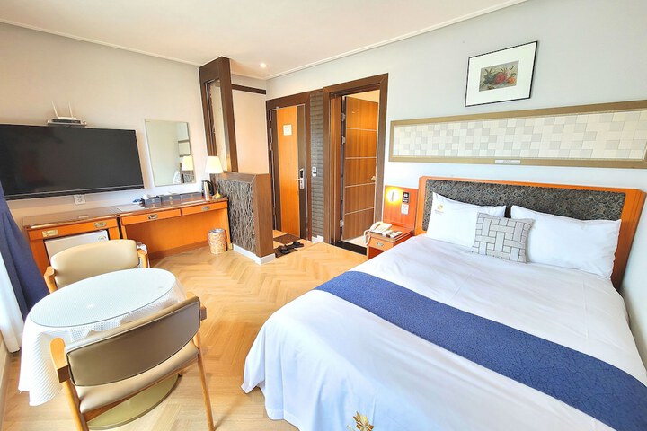 Room 8 of 31