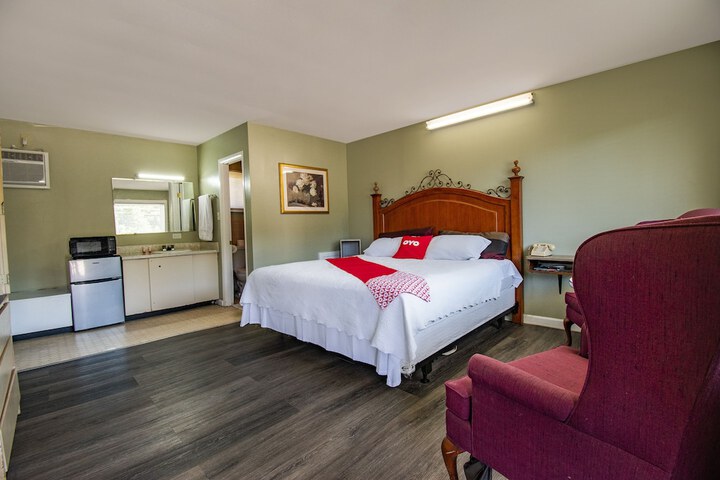1 King Bed (6 of 10)