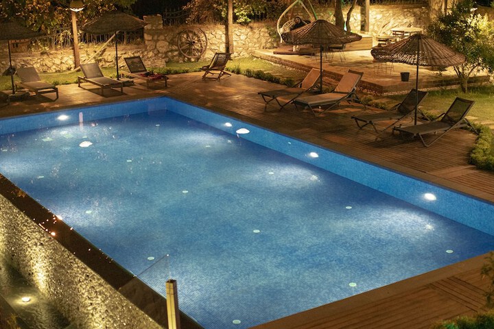 Pool 33 of 85