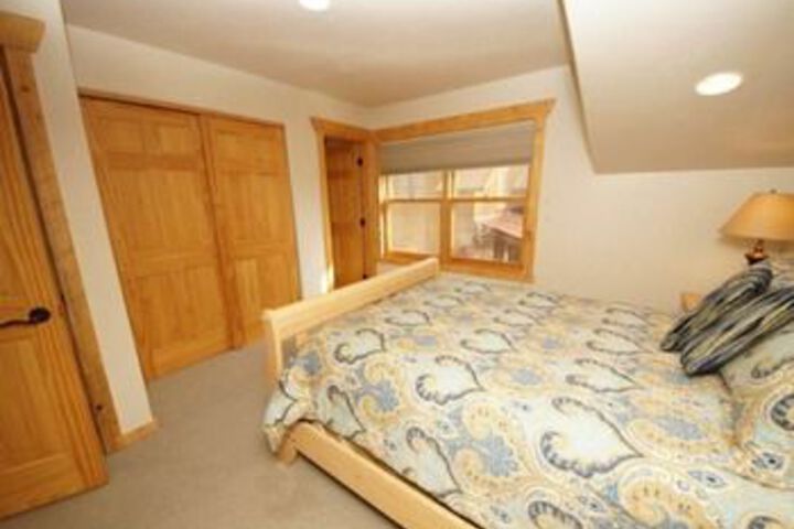 Room 32 of 65