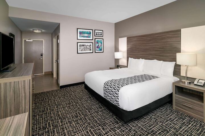 1 King Bed (4 of 8)