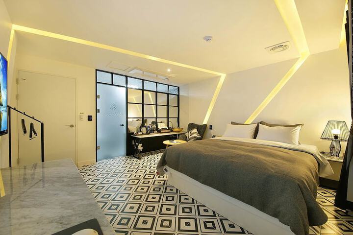 Room 3 of 44