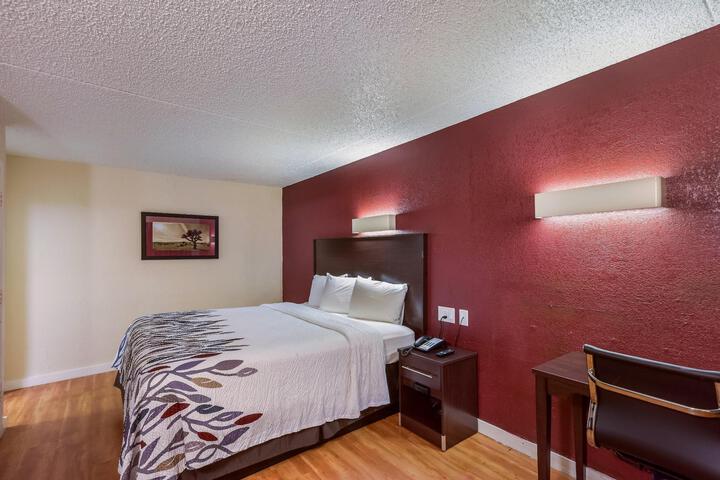 1 King Bed (4 of 12)