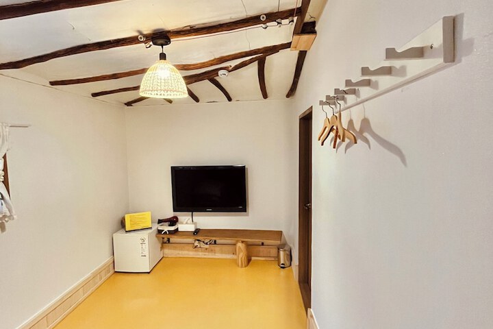 Room 2 of 60