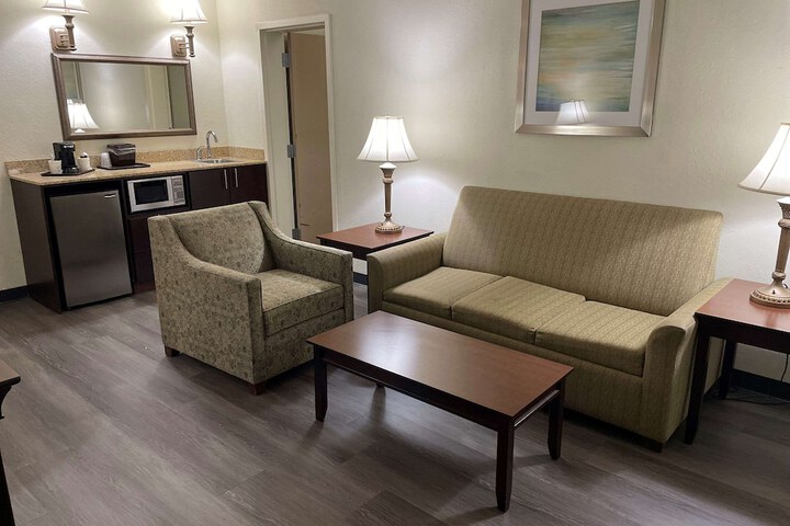 1 Queen Bed Accessible (41 of 46)