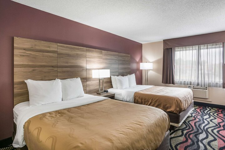 1 Queen Bed Accessible (3 of 10)