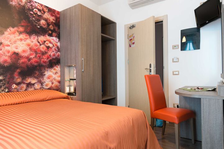 Room 33 of 151