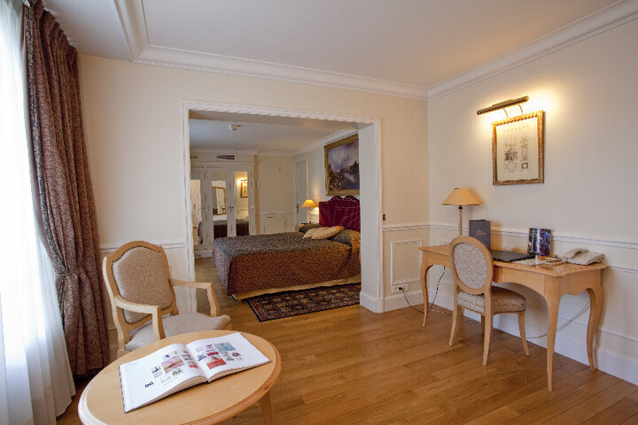 Room 7 of 10