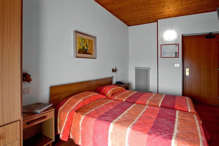 Room 3 of 44