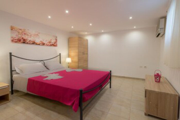 Room 16 of 18