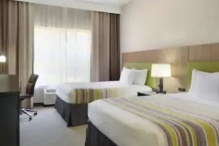 2 Queen Beds (6 of 9)