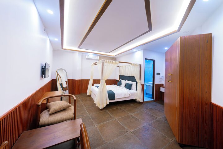 Room 15 of 33