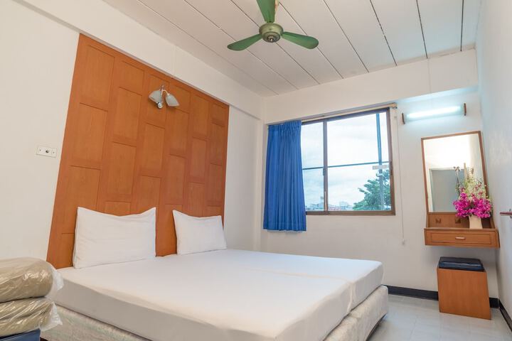 Room 6 of 42