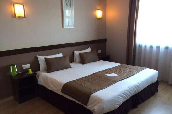 Room 11 of 32