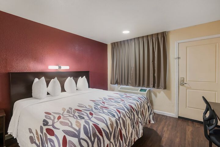 Deluxe King Bed Accessible (15 of 16)