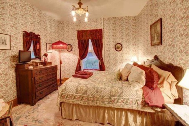 Room 12 of 100