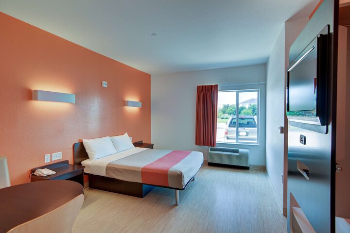 1 Queen Bed (5 of 7)