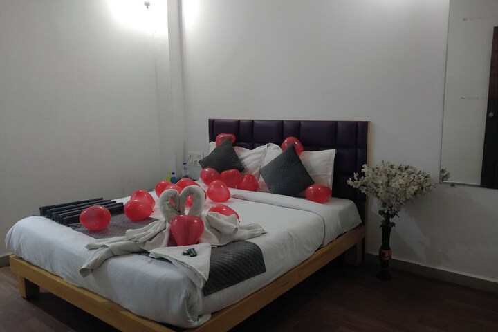 Room 6 of 12