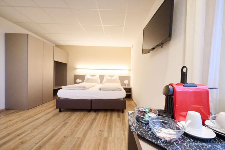 Room 6 of 28