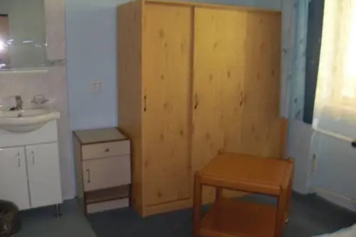 Room 7 of 8