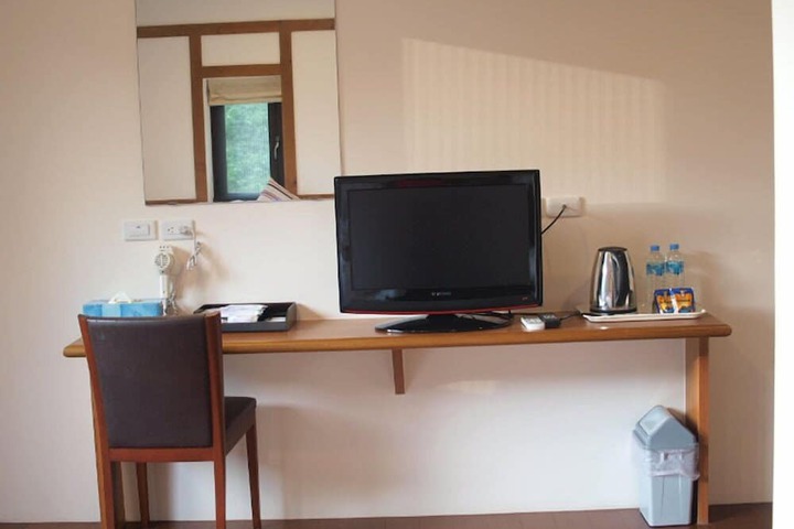 Room 8 of 12