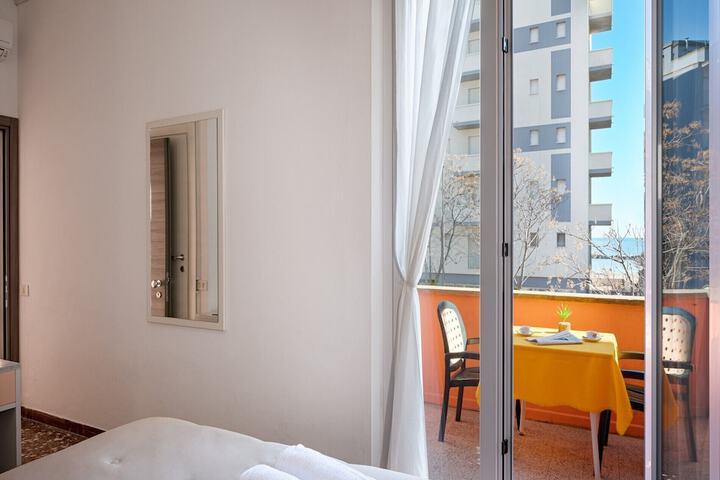Room 6 of 37