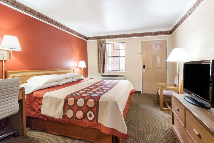 1 King Bed Deluxe Room (5 of 12)